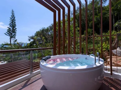 スパバス付きジュニアスイート — Chalong Chalet Resort